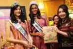 Puteri Indonesia dan Miss Universe 2011 kunjungi Mustika Ratu