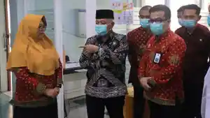 Bupati-Sanusi-Tinjau-Puskesmas-dan-RSUD-Lawang-Malang-Pastikan-Kualitas-Layanan-Kesehatan.jpg