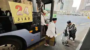 Jamaah-Haji-Indonesia-turun-dari-bus-solawat-yang-mengantar-jemput-jamaah-haji.jpg