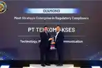 Foto-1-Telkom-Akses-Rizky-Kurniawan-mewakili-Telkom-Akses-menerima-penghargaan.jpg
