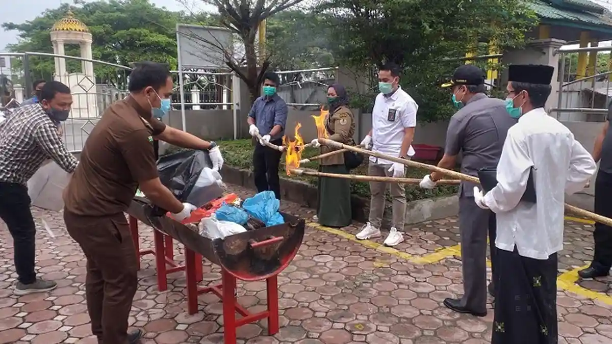 Kajari Bireuen Musnahkan 2 Kilogram Lebih Sabu dan 8 Kilogram Ganja