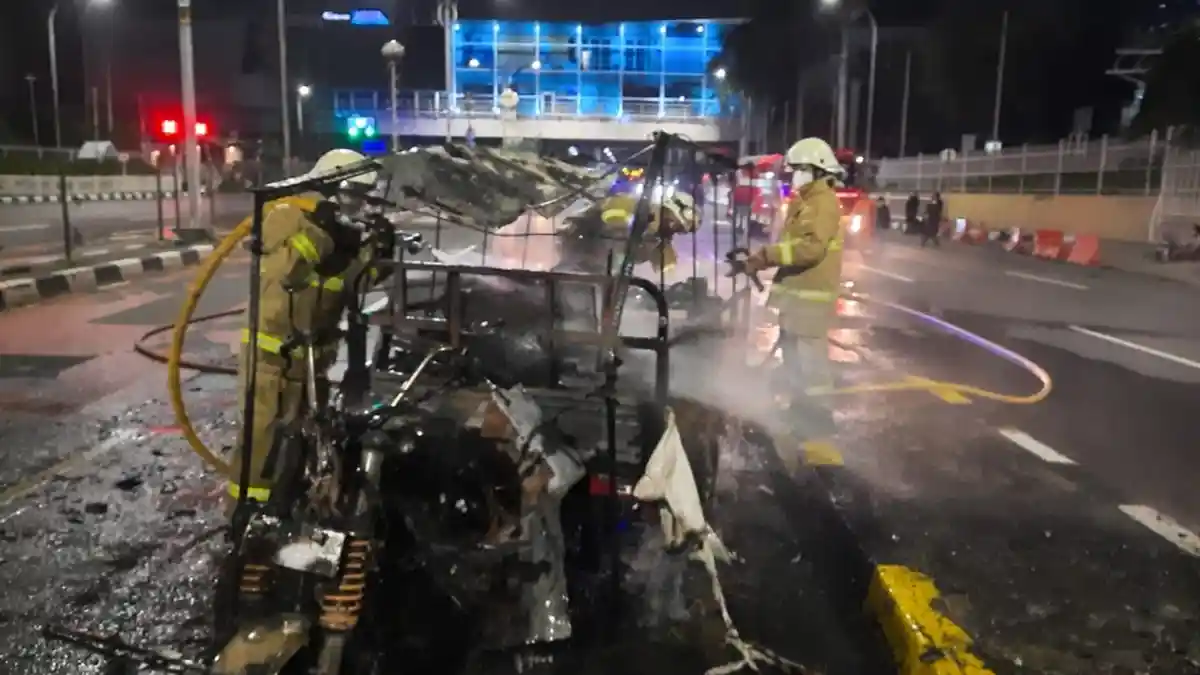 Becak Motor Hangus Terbakar di Pondok Indah, Diduga Korsleting hingga Menyambar Tangki Bensin