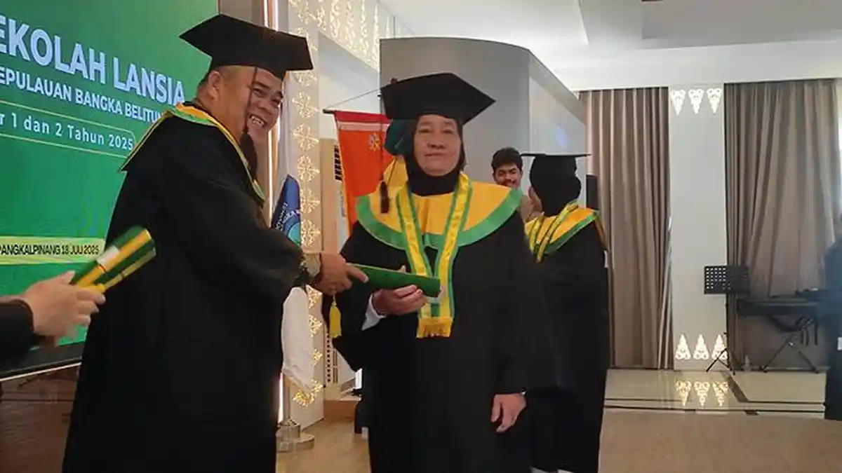 99 Orang Ikut Wisuda Sekolah Lansia Berdaya