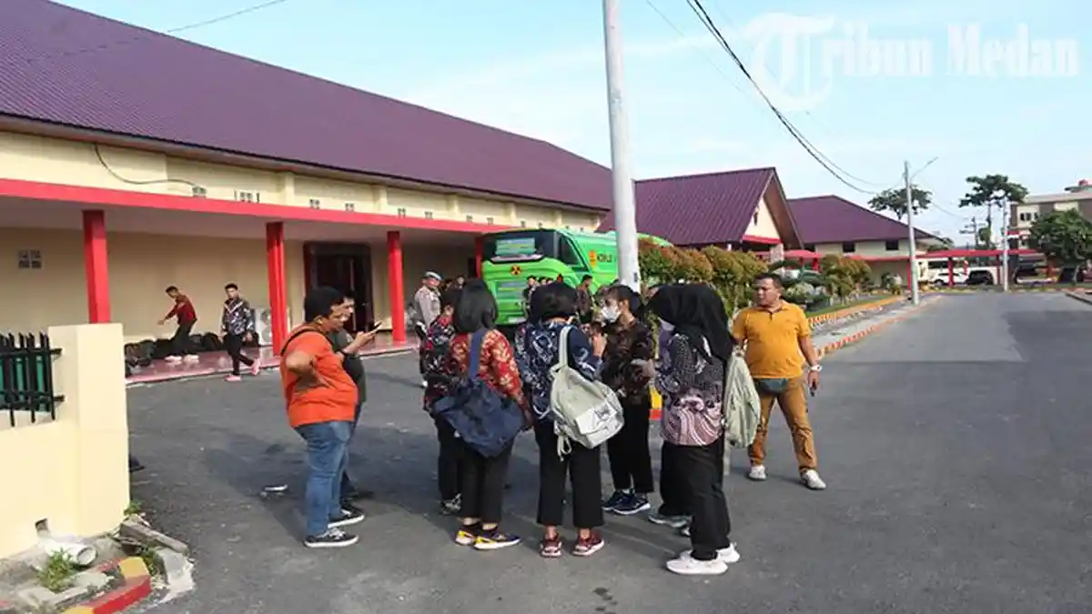 Berita Foto: Enam Calon Siswa Datangi Poldasu, Diduga Adanya Kecurangan Penerimaan Anggota Polri - 16062023_KECURANGAN-PENERIMAAN-ANGGOTA_ABDAN-SYAKURO-1.jpg