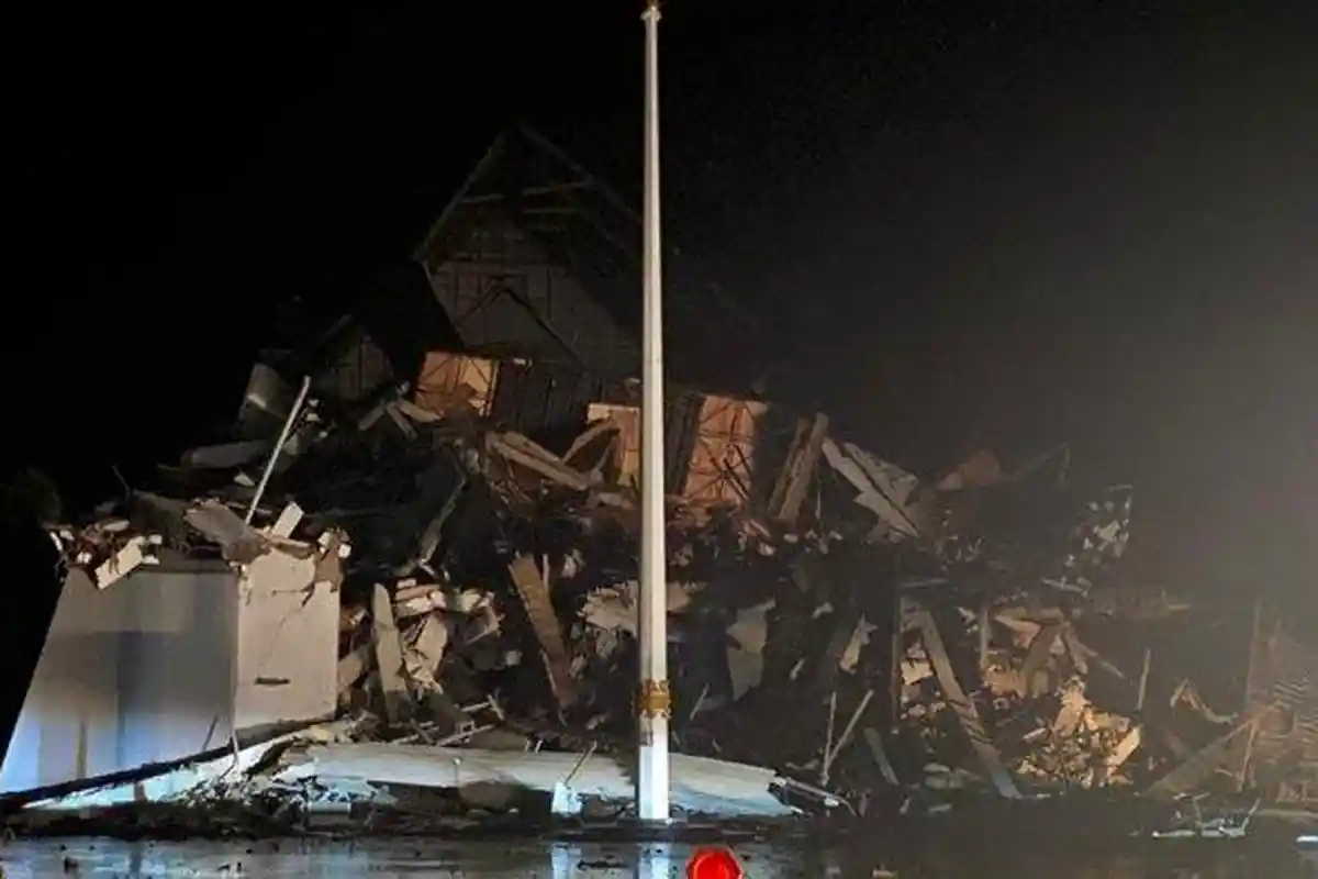 Digoyang 7 Detik Kantor Gubernur Sulbar Langsung Runtuh, Foto-foto Gempa M 6,2 di Majene dan Mamuju