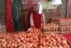 Pedagang-telur-ayam-di-Pasar-Minggu.jpg