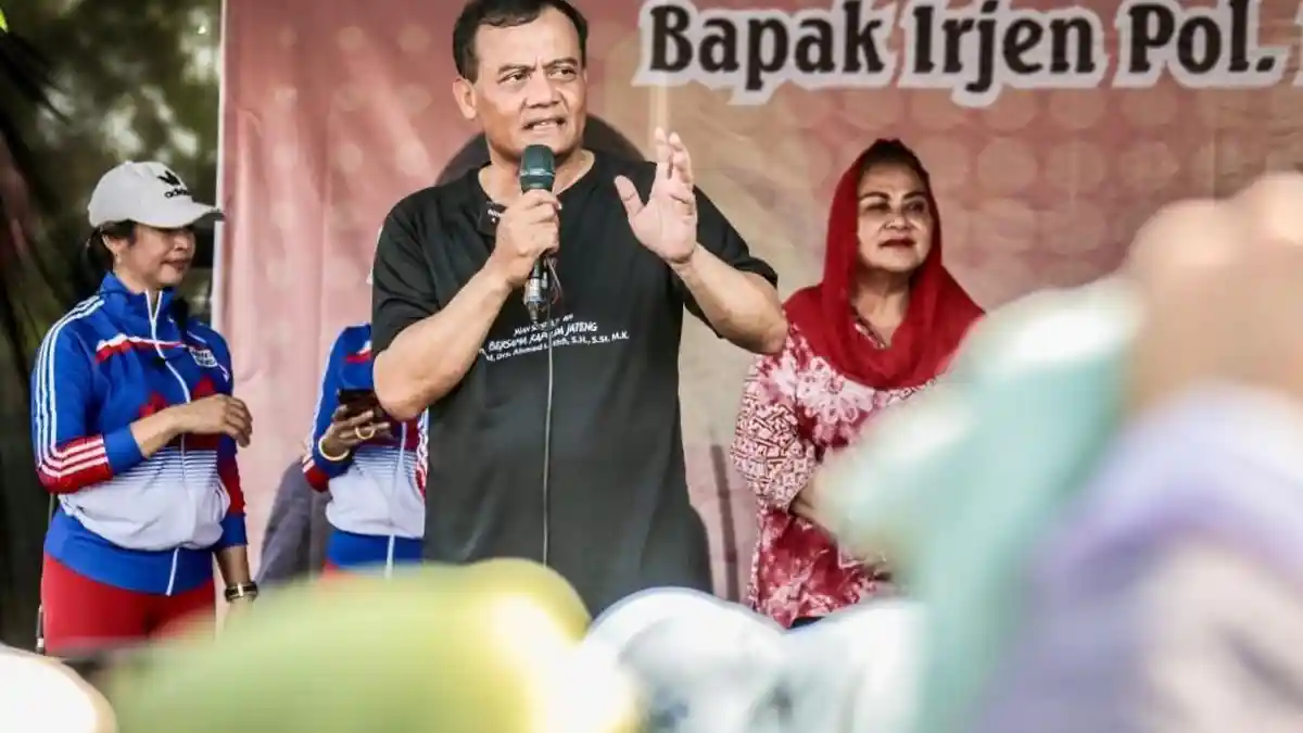 Irjen Pol Ahmad Luthfi dan Wali Kota Semarang Jalan Sehat bersama Ribuan Warga di Sampangan