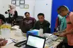 Petugas-melaksanakan-pengujian-intensif-terhadap-Barang-Dalam-Keadaan-Terbungkus-BDKT.jpg