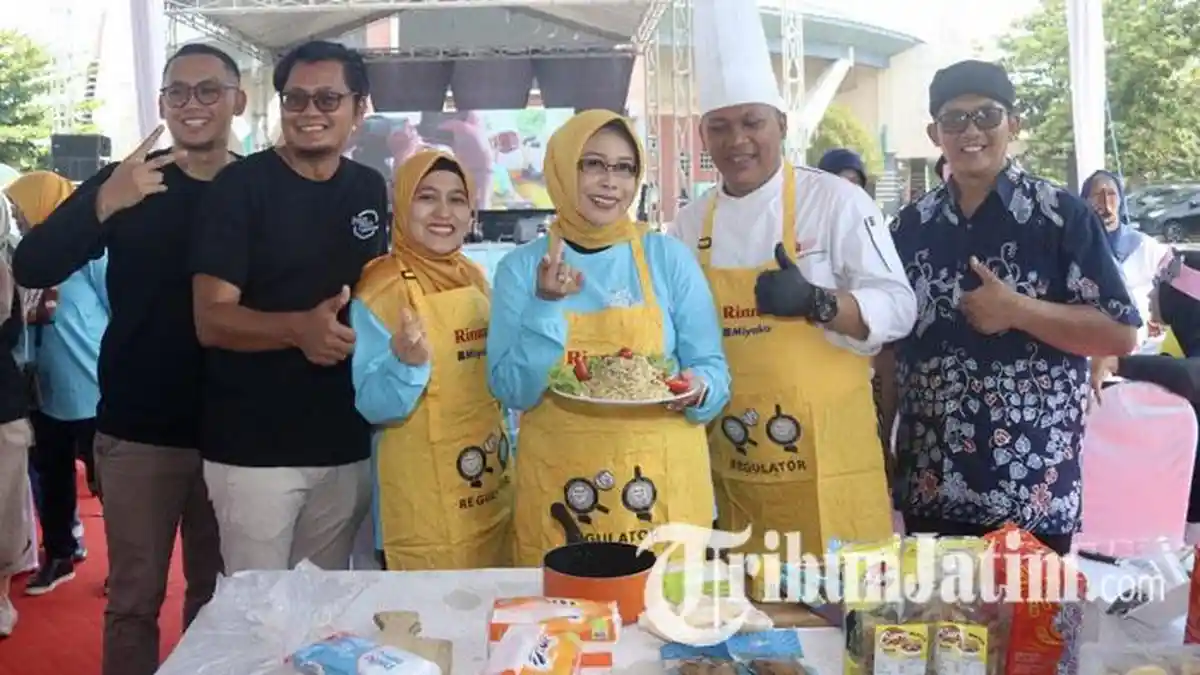 Bagikan Ribuan Porsi, Ketua Forikan Kota Pasuruan Ajak Masyarakat Gemar Makan Ikan