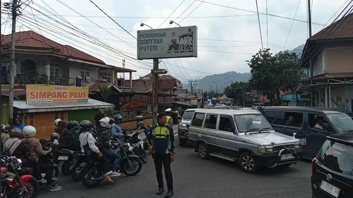 FOTO Antrean Kendaraan di Padang Panjang saat One Way H+1 Lebaran - One-Way-Padang-Panjang.jpg