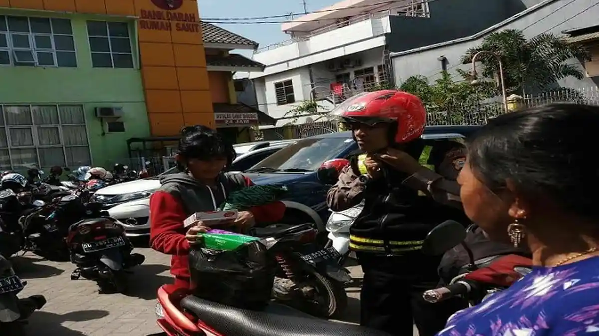 Teladan, Berbekal Naik Sepeda Motor Aiptu Nasaruddin Bonceng Ibu dan Jasad Bayinya