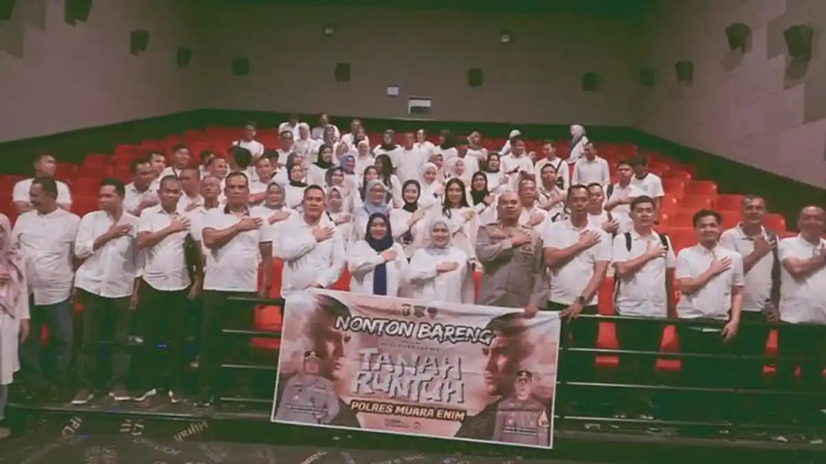 Perkuat Soliditas, Kapolres Muara Enim Ajak Puluhan Personel Nobar Film Tanah Runtuh - Sripoku.com
