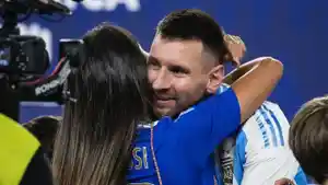 Lionel-Messi-bersama-sang-istri-merayakan-keberhasilan-Argentina-menjuarai-Copa-America-2024.jpg