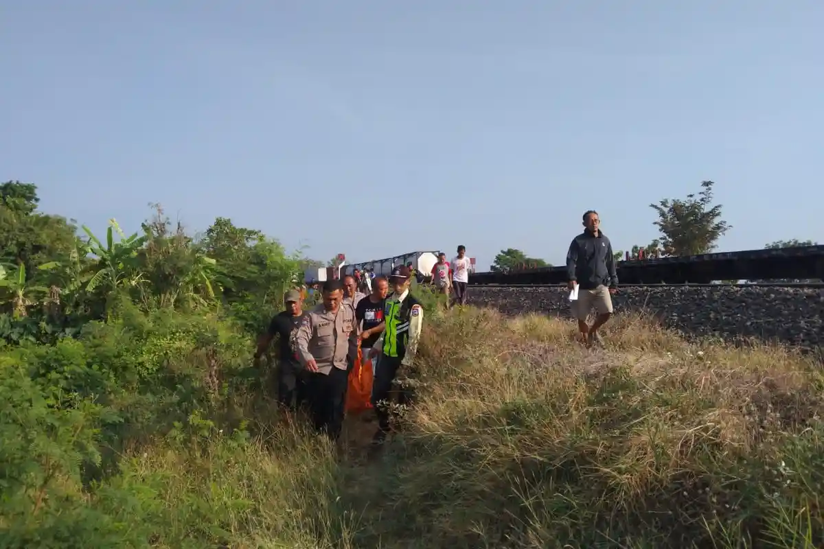 Sedang Asyik Ngonten di Indramayu, Remaja Ini Tak Tahu Kalau Ada 2 KA yang Melintas, Tewas Tertabrak