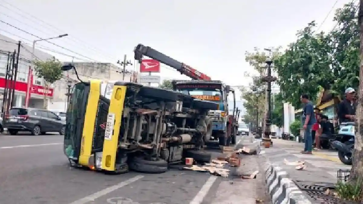 Dua Kecelakaan Truk Terjadi di Papar dan Ngasem Kediri, Polisi Selidiki Penyebabnya