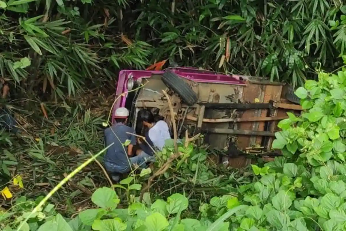 Diduga Rem Blong, Mobil Pengangkut Kotak Suara Pemilu 2024 Terjun ke Sungai di Blitar