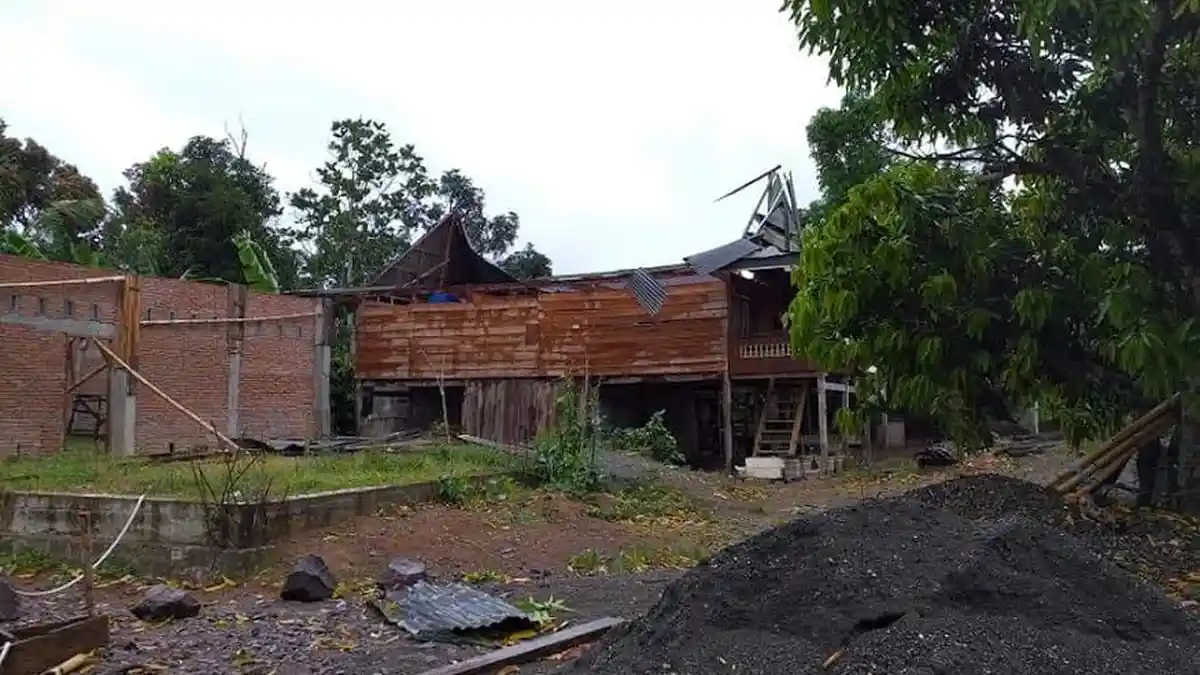 Angin Kencang Mengamuk di Wajo: 26 Rumah Terdampak, 1 Sekolah