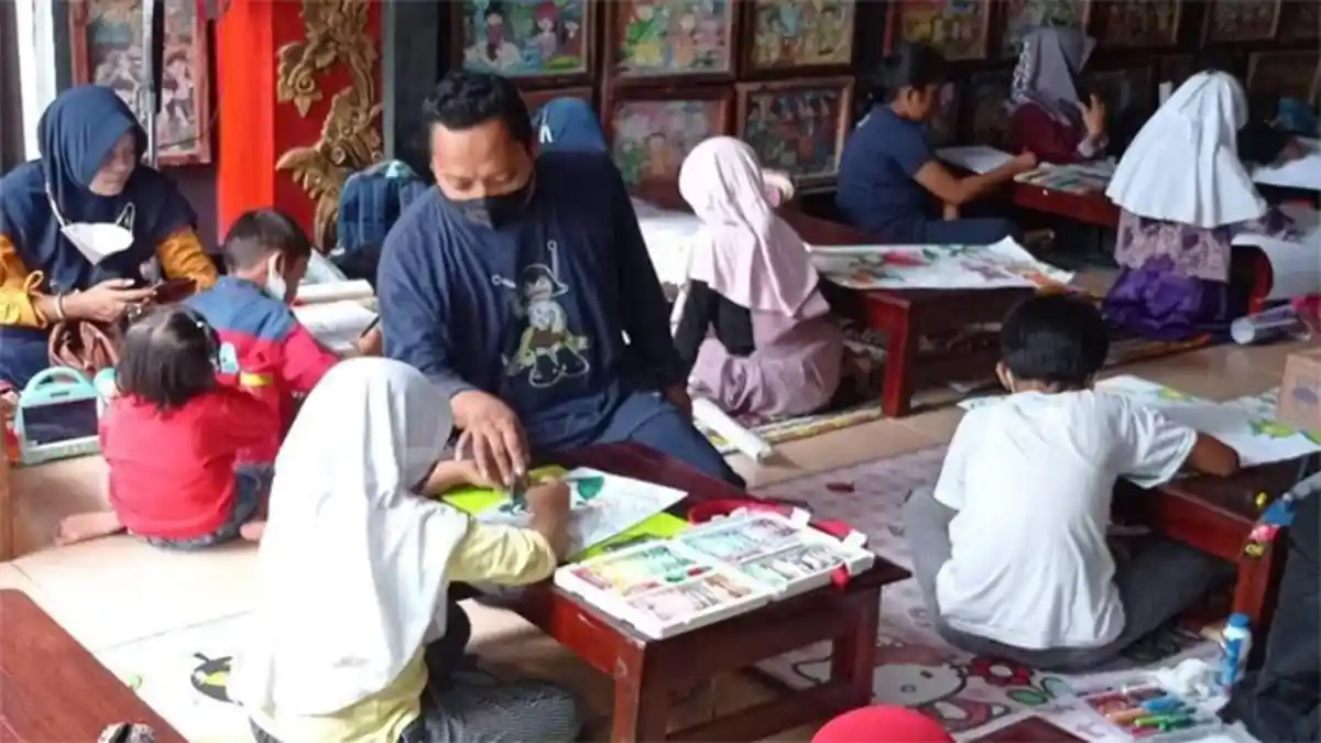 Buka Sanggar Lukis untuk Anak, Guru SMP di Kota Blitar Ini Kerap Dibayar dengan Sembako