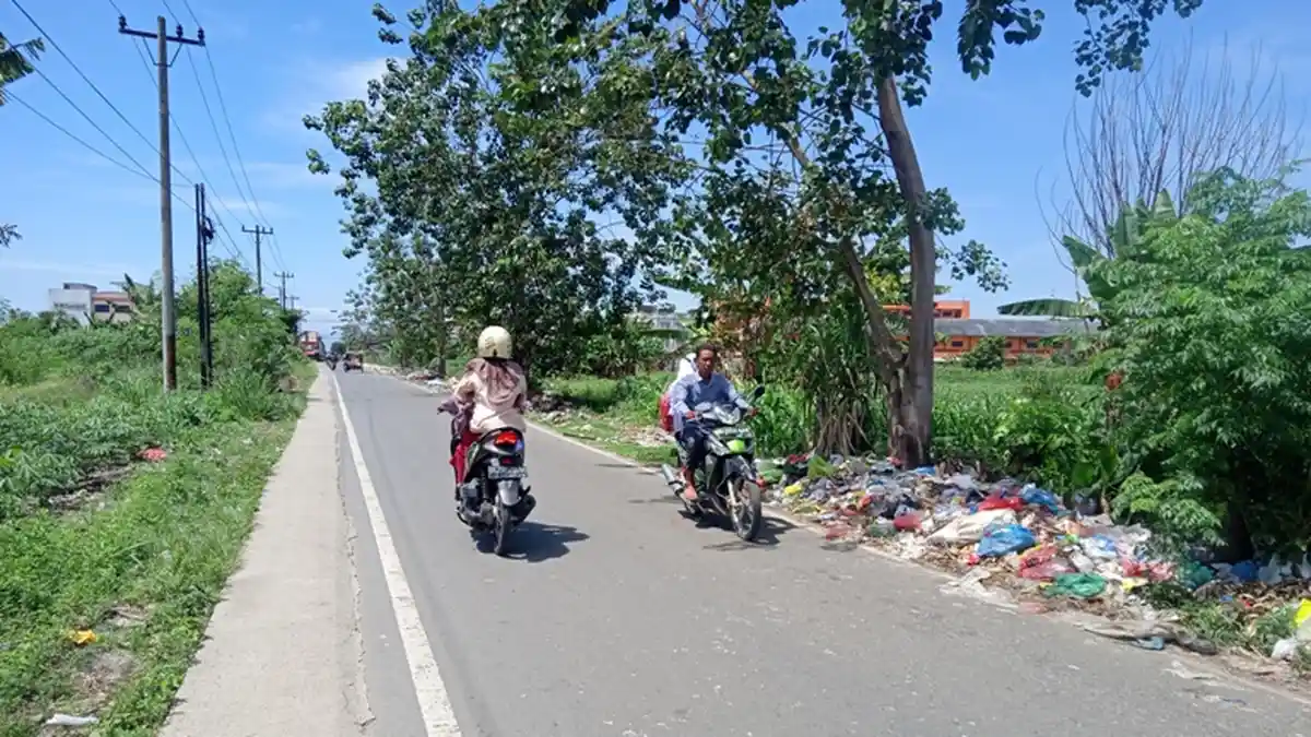 Tumpukan Sampah Mengular di Sepanjang Jalan Industri Tanjung Morawa