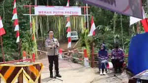 Warga-melintas-di-Jembatan-Merah-Putih-di-Desa-Jombok-Pule-Trenggalek.jpg
