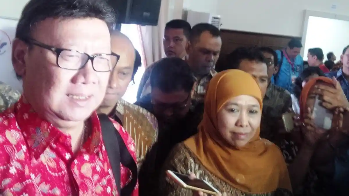 Ketika Mensos Khofifah Bertindak Seperti Wartawan, Pegang Ponsel Rekam Pernyataan Mendagri