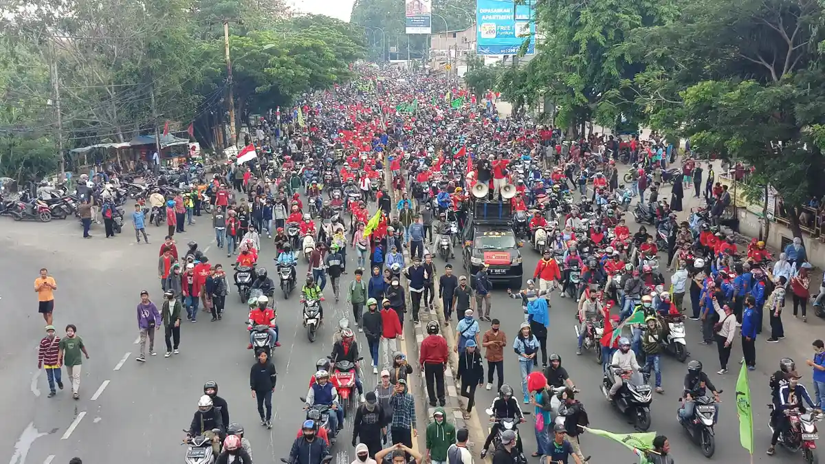 Semua Sekat yang Dibuat Polisi di Tangerang Berhasil Dijebol Mahasiswa dan Buruh