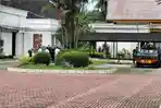 Penyidik-KPK-dikawal-ketat-Brimob-saat-menggeledah-rumah-dinas-Bupati-Langkat.jpg