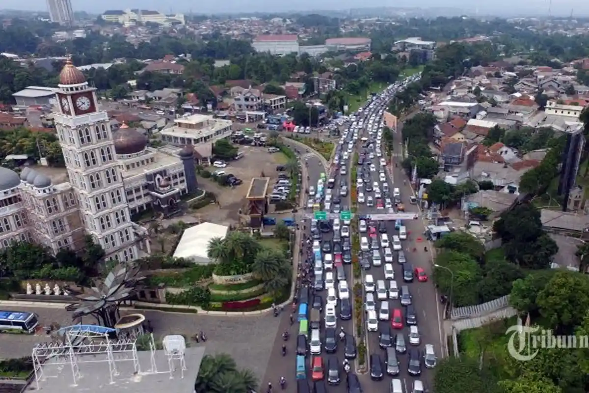 31 Desember 2018, Petugas Satlantas Polres Bogor Tutup Jalur Puncak Selama 12 Jam