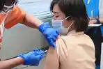 tenaga-medis-jepang-sedang-divaksinasi.jpg