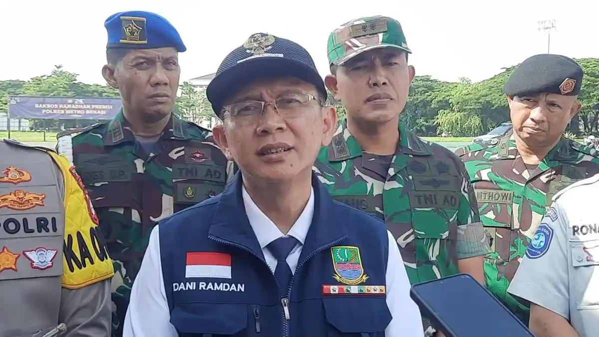 Pemkab Bekasi Canggih, Perbaiki Jalan Rusak dengan Aspal Limbah Plastik, Dani Ramdan: Ini Luar Biasa