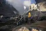 Melihat Ritual Yadnya Kasada di Kawah Gunung Bromo