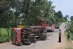 Kondisi Sopir Truk Kelapa Sawit yang Terguling di Pringsewu