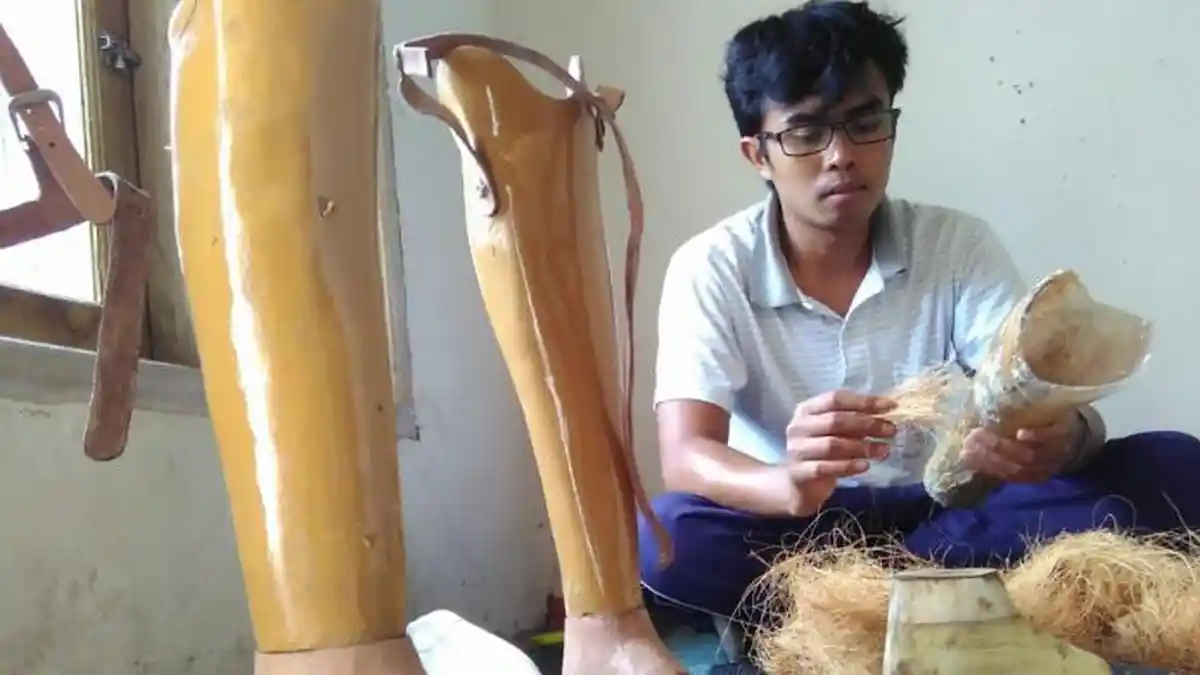 Kaki Palsu dari Serabut Kelapa - Mengejutkan! Perhatikan Cara Penyandang Difabel Ini Membuatnya
