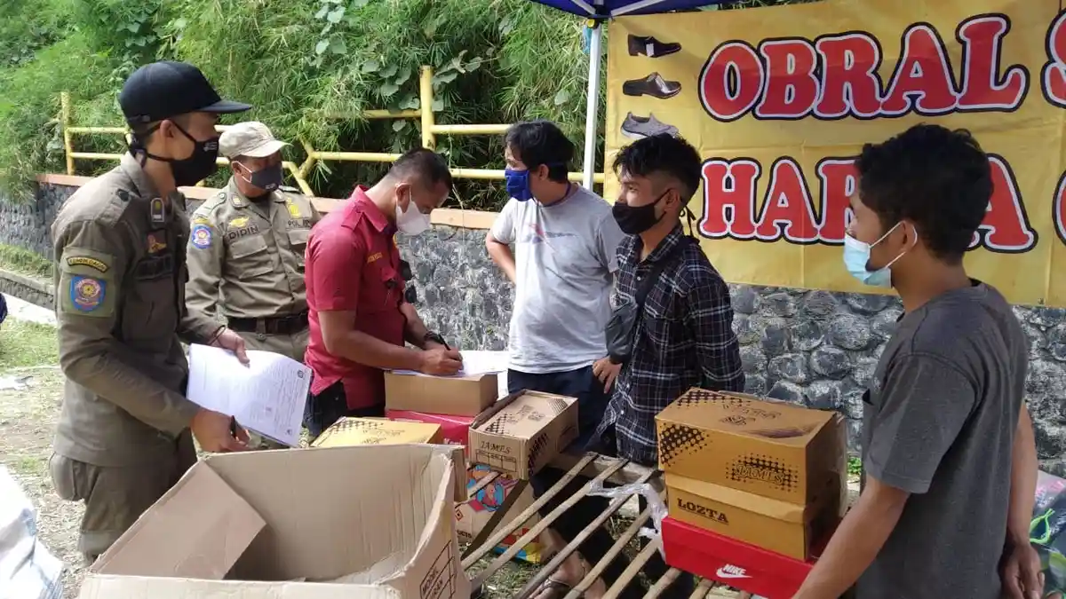 Kerap Terjadi Kerumunan di Pasar Tumpah Jatinangor, Satpol PP Sumedang Tingkatkan Patroli