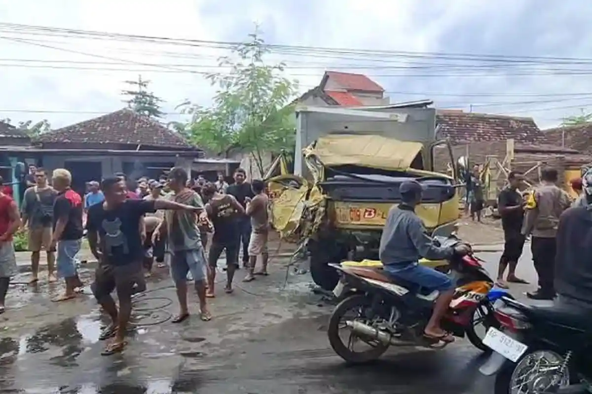 Kecelakaan di Kediri, Mobil Boks Tabrak Truk Pasir, Sopir Terjepit Kabin