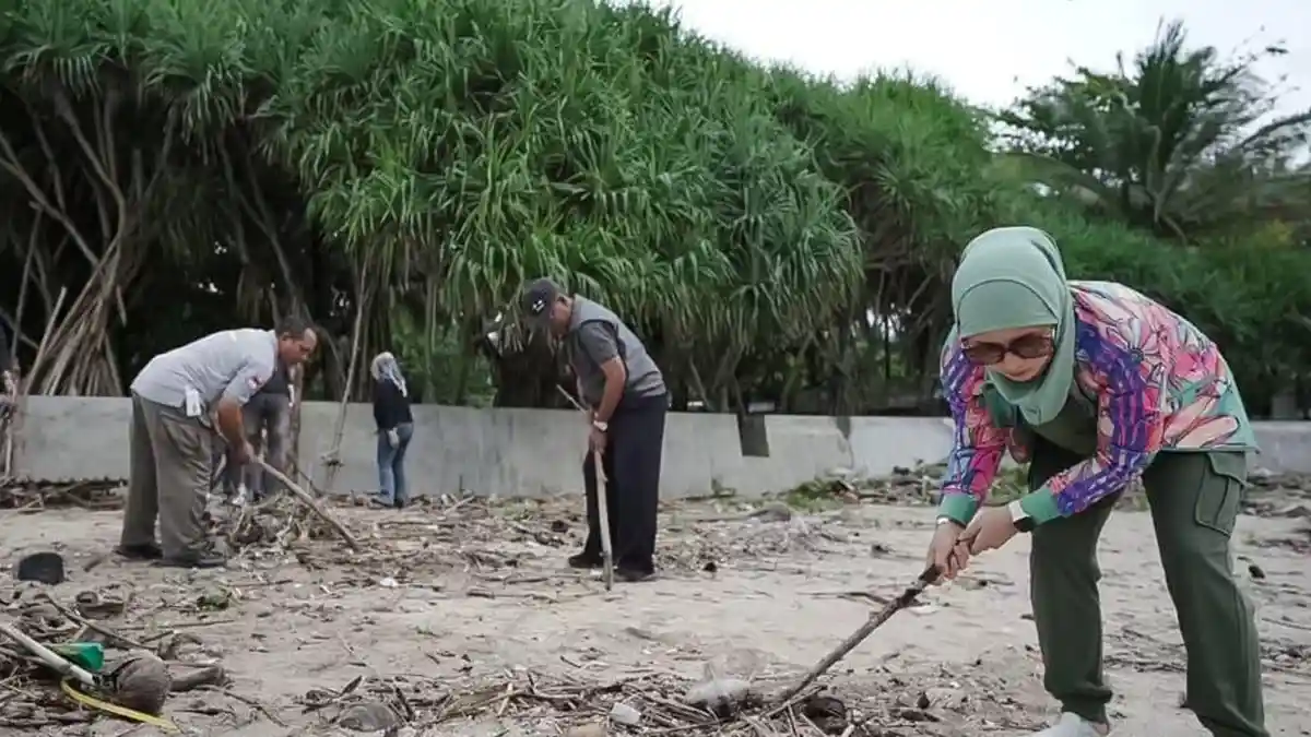 Bupati Pangandaran Citra Pitriyami Bersih-bersih Pantai Karapyak