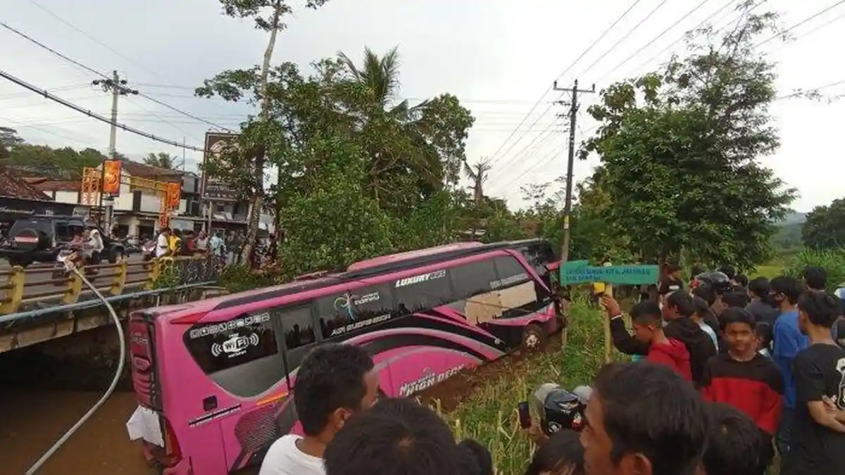 Warga Somagede Banyumas Dengar Suara Keras, Ternyata Ada Bus Pariwisata Terjun ke Sungai 