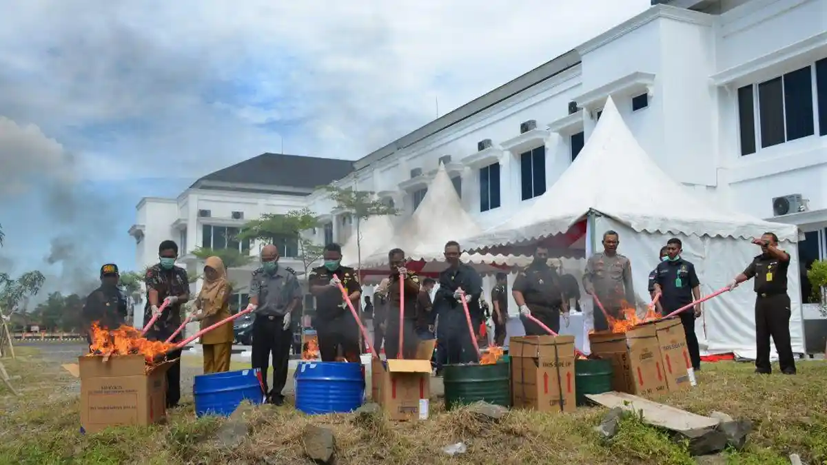 Begini Cara Kejari Cilacap Musnahkan Barang Bukti 250 Perkara Pidana, Ada Narkoba hingga Senjata Api