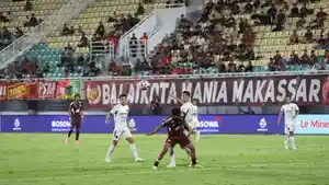 2026-04-08-Mufli-Hidayat-duel-dengan-bek-Persita-Tangerang-Tamirlan-Kozubaev.jpg