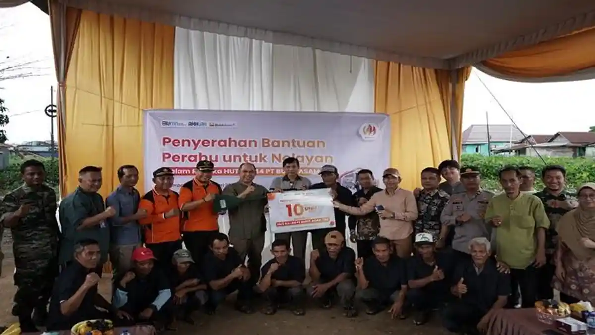 Bahagianya Zen Dapat Bantuan Perahu Dari Bukit Asam, Berdayakan Nelayan di Palembang