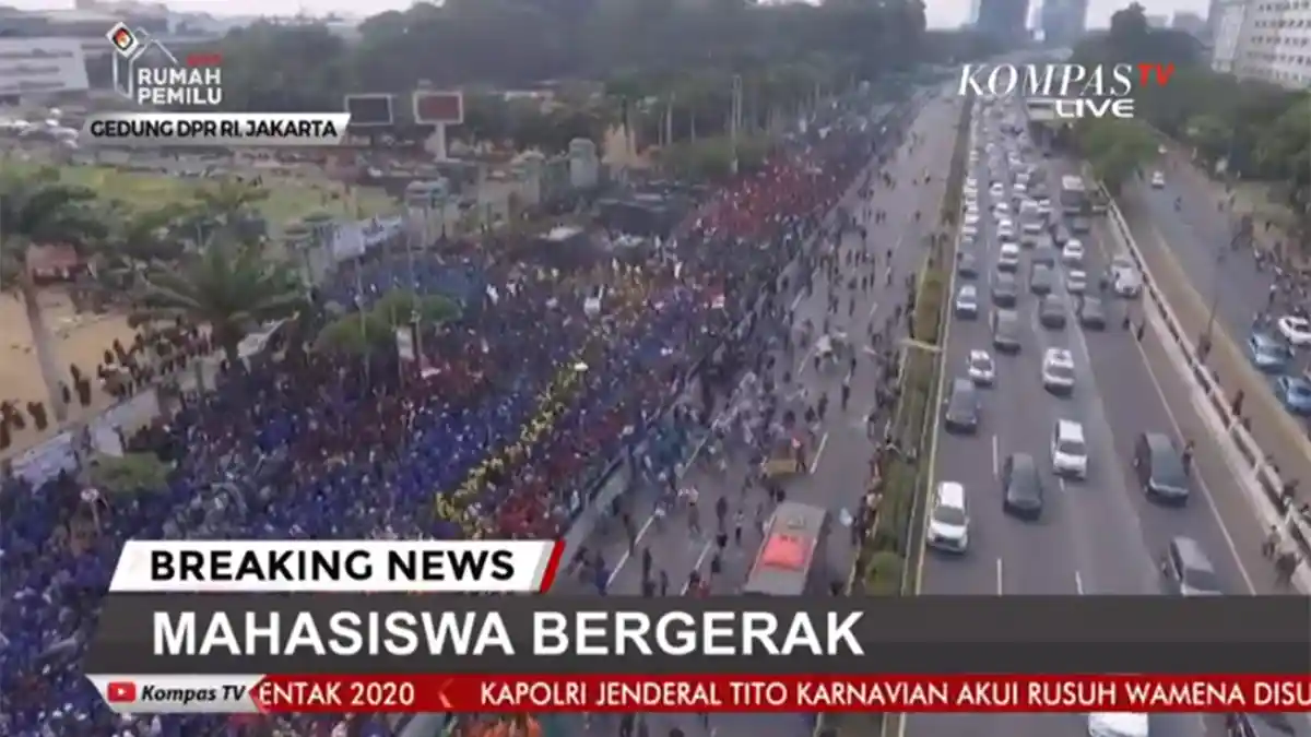 BREAKING NEWS Tol Dalam Kota Depan Gedung DPR Dipadati Mahasiswa, Cari Jalan Lain