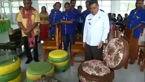 wakil-bupati-timor-tengah-utara-tinjau-hasil-karya-para-peserta-pelatihan-di-blk.jpg