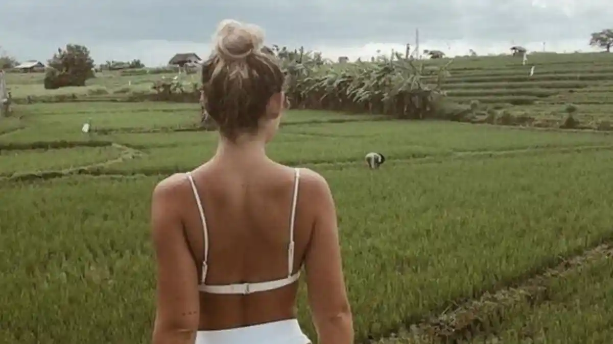 Unggah Foto Dirinya yang Berbikini dengan Background Petani Bali, Influencer Swedia Dihujat