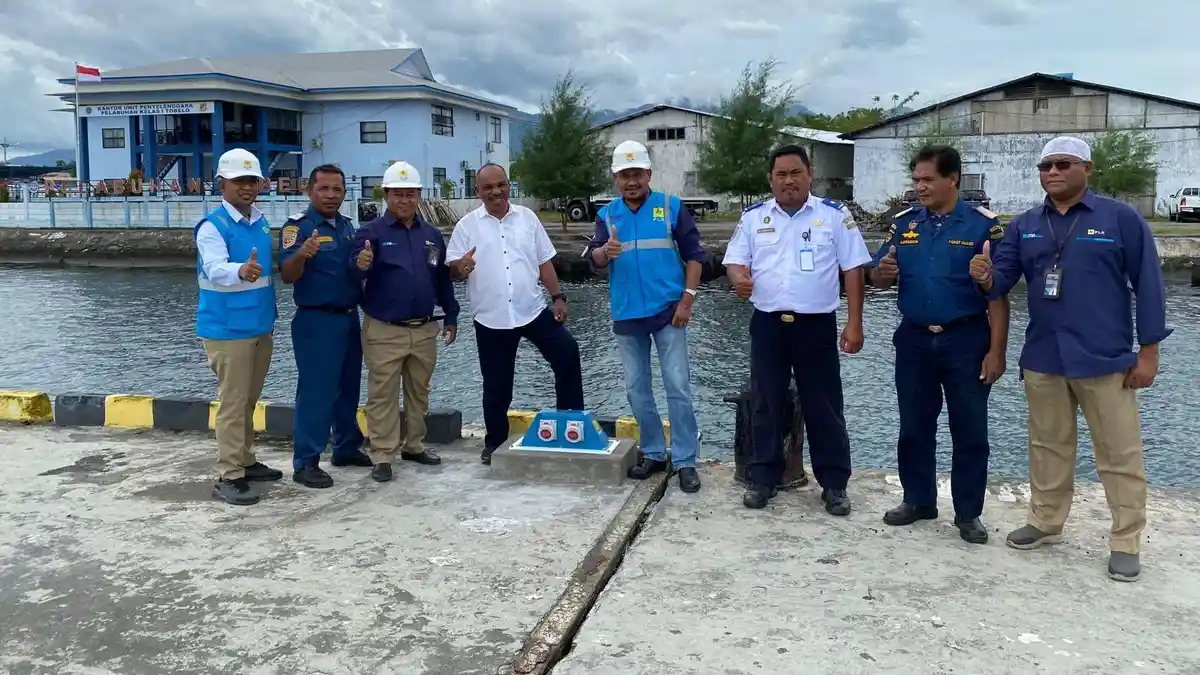 Sepanjang 2023, PLN Bangun 28 Anjungan Listrik Mandiri yang Tersebar di Maluku dan Maluku Utara - Peresmian-ALMA-di-Pelabuhan-Tobelo-oleh-petugas-PLN.jpg