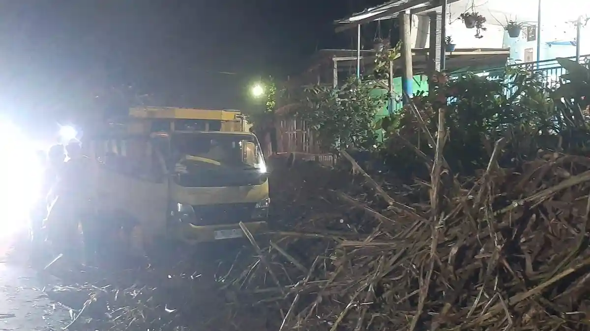 BREAKING NEWS: Truk Tebu Terguling dan Menimpa 2 Pengendara Motor di Lumajang, Suami-Istri Tewas