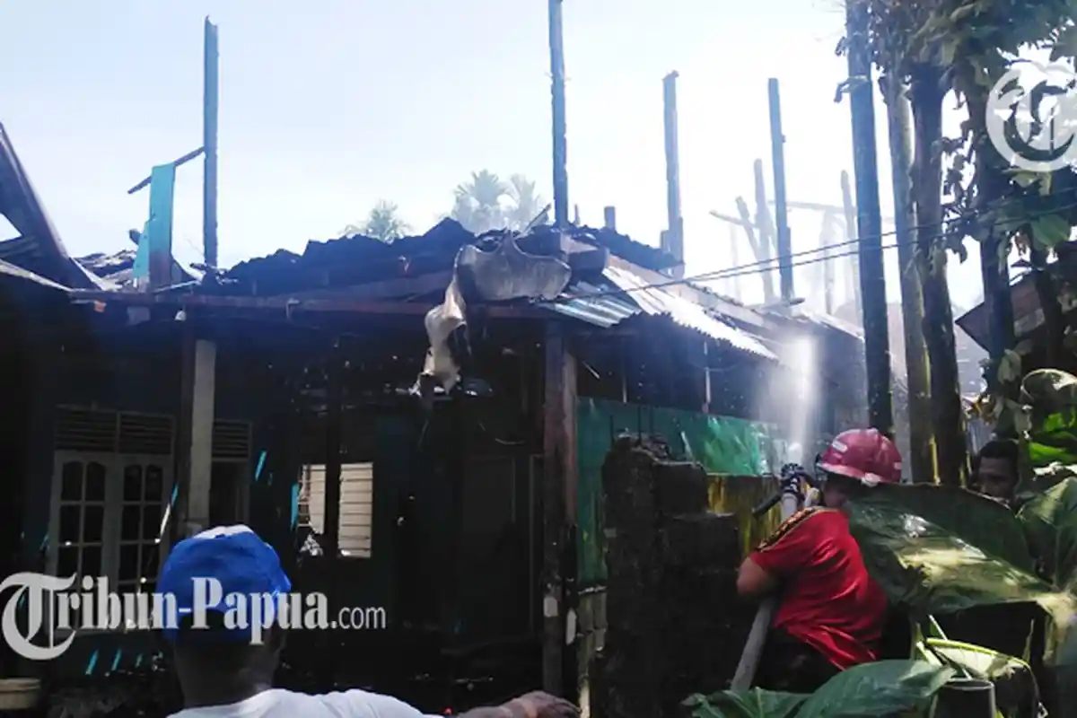 Diduga Korsleting, Sebuah Rumah Petakan di Timika Ludes