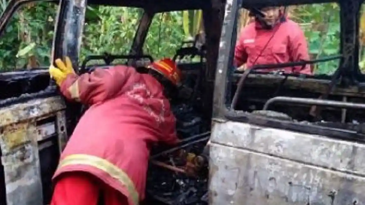 Sempat Bikin Panik Warga, Mobil Angkutan Umum Ludes Dilalap Api di Cimanggis, Depok