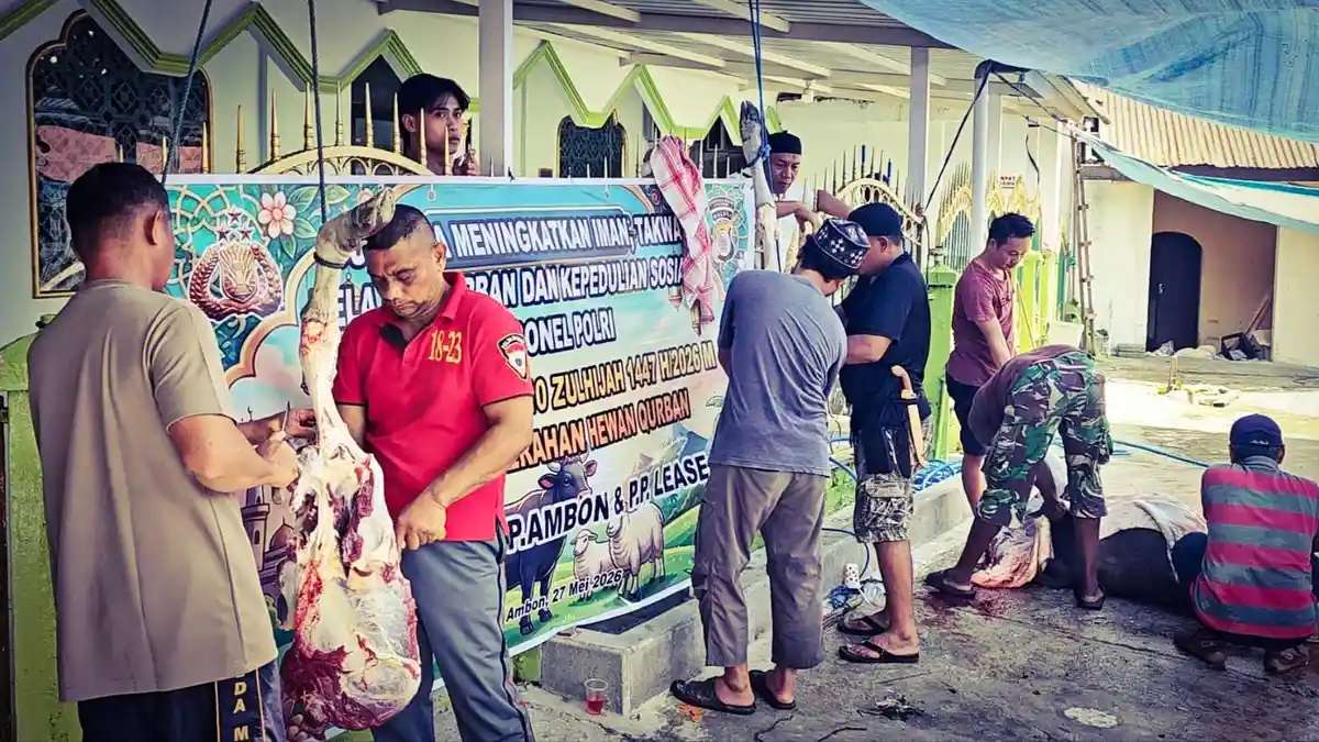 Polresta Ambon Bagikan 6 Sapi Kurban untuk Duafa dan Anak Yatim di Aspol Parigi Lima