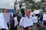 20240724_orangtua-siswa-di-Samarinda-saat-menggelar-demo.jpg