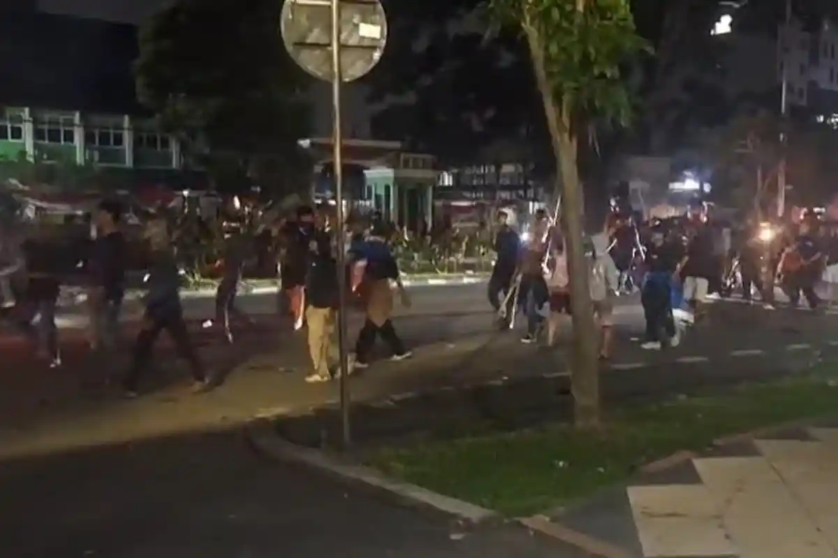 Update Pukul 24.00 WIB, Massa Letuskan Mercon Sembari Mengarah ke Gedung DPRD Jambi